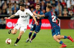 开云体育app-阿拉维斯客场对阵比利亚雷亚尔，胜负难料！