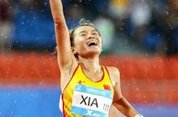 开云下载-田径比赛下起大雨，运动员冲刺