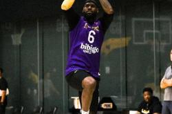 开云体育下载-湖人队主帅戴帽惊喜球迷球员