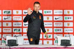 开云体育app-包含江苏苏宁遭遇外界质疑球迷质疑换帅是否正确的词条