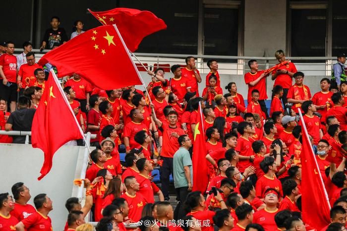 比赛现场气氛热烈，球迷为球队呐喊助威