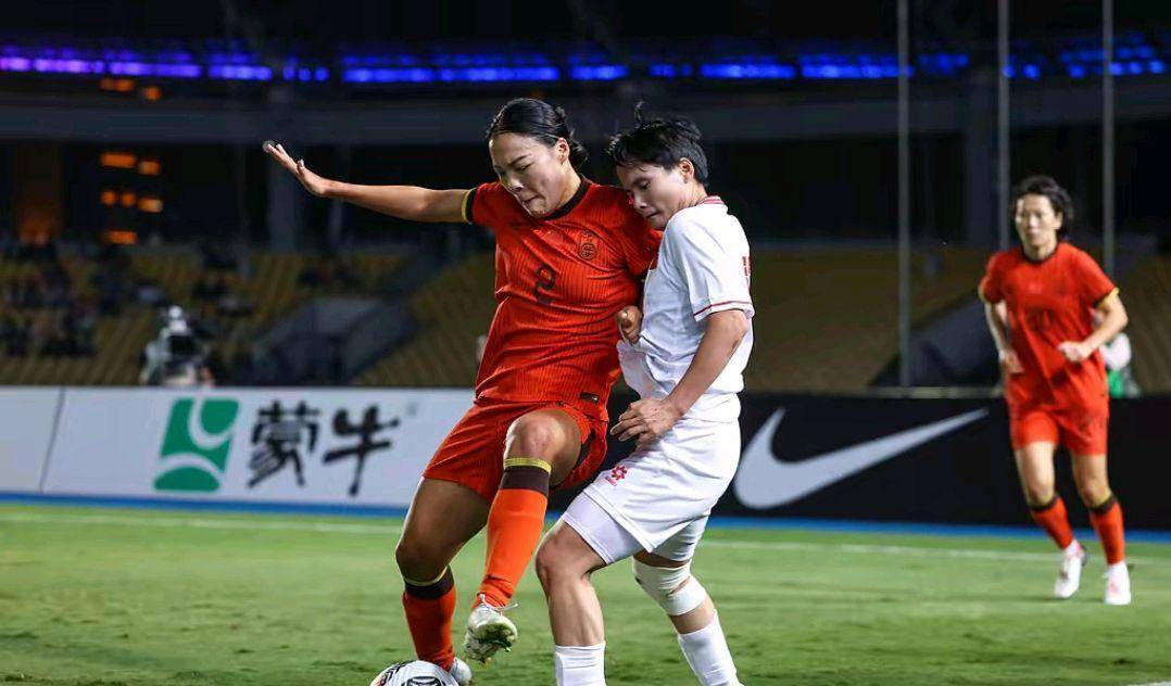 在女足比赛中，中国队以悬念胜出晋级八强