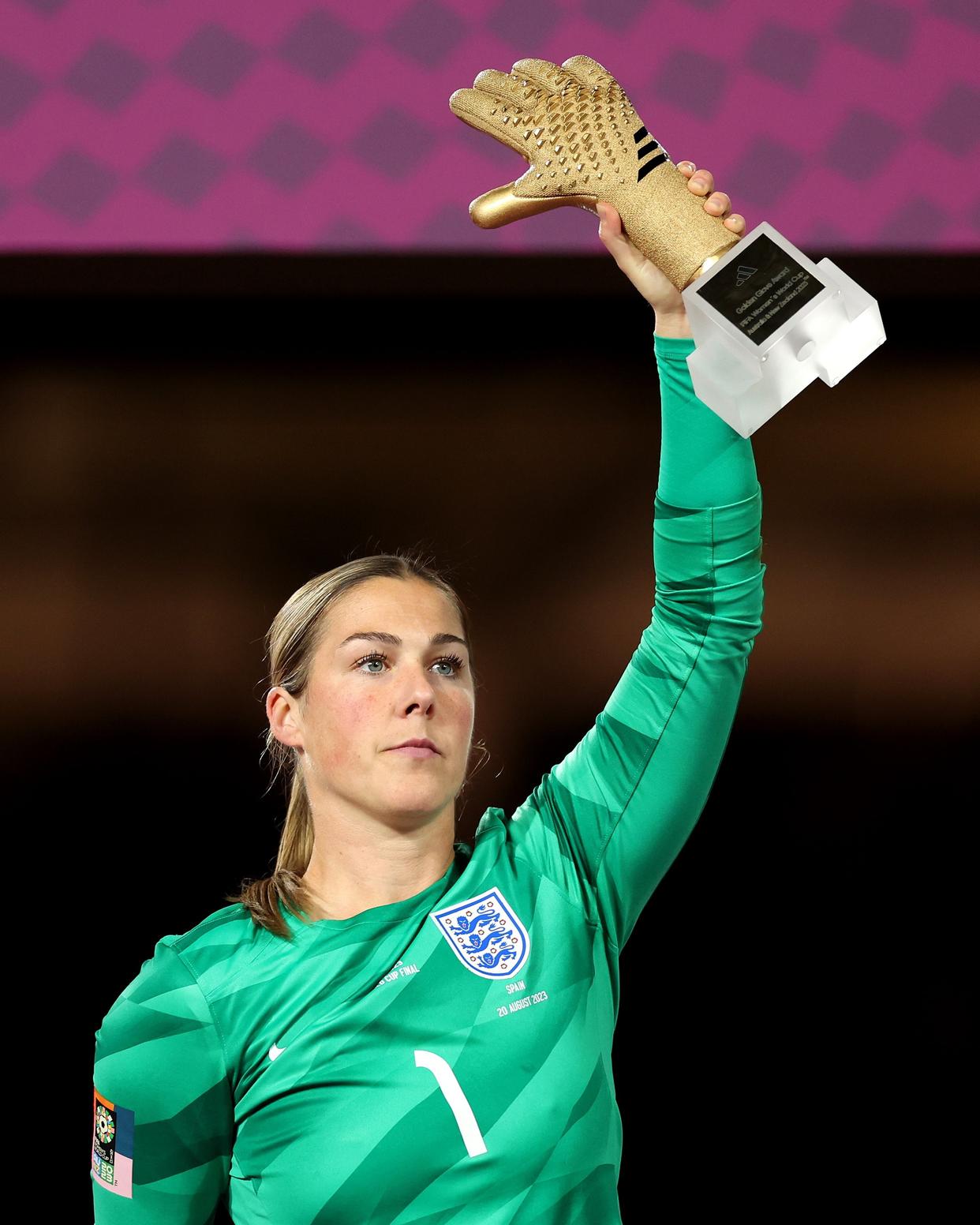 英格兰门将连场扑救，表现稳健颇受好评的简单介绍