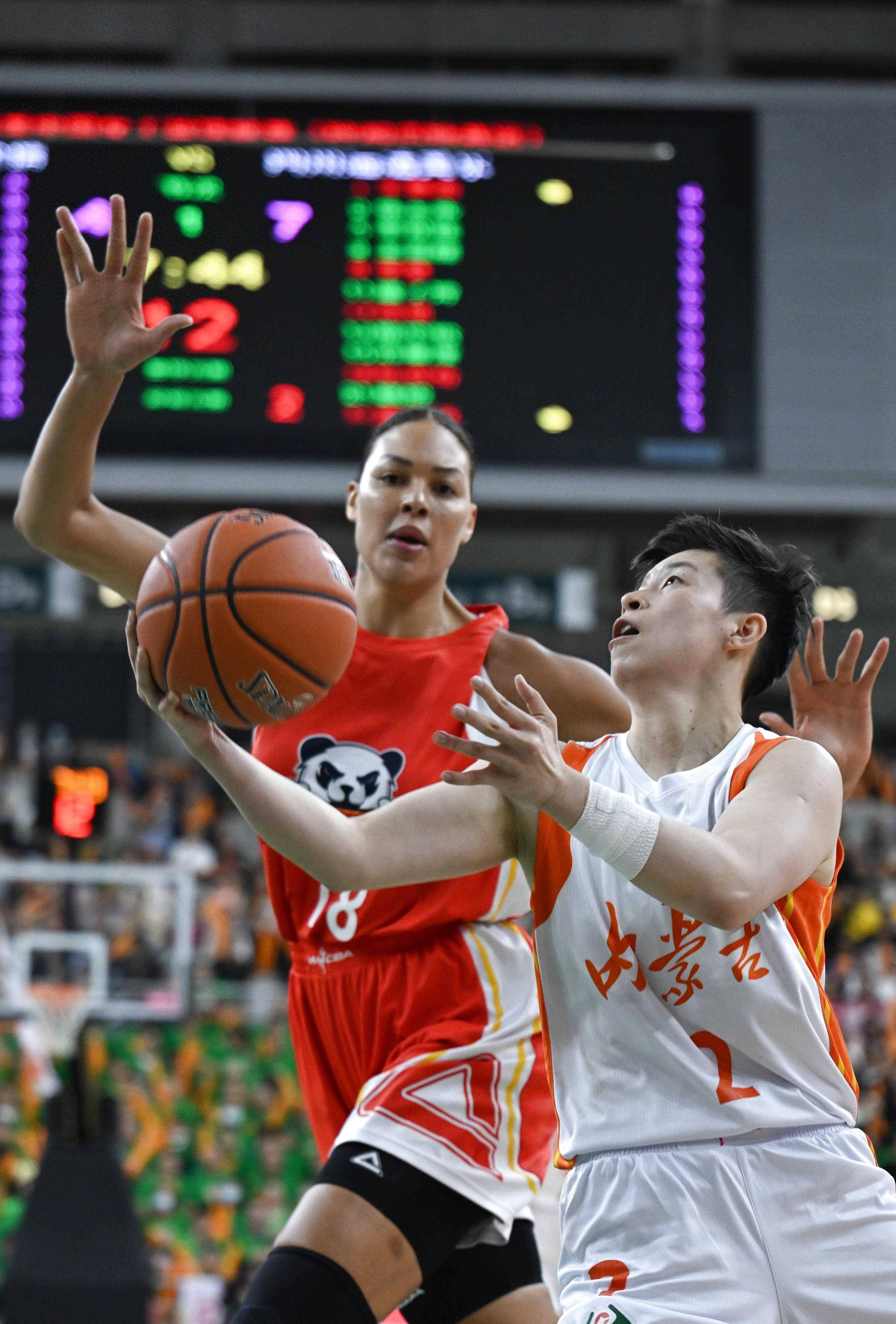 男篮联赛的精彩瞬间感动无数球迷