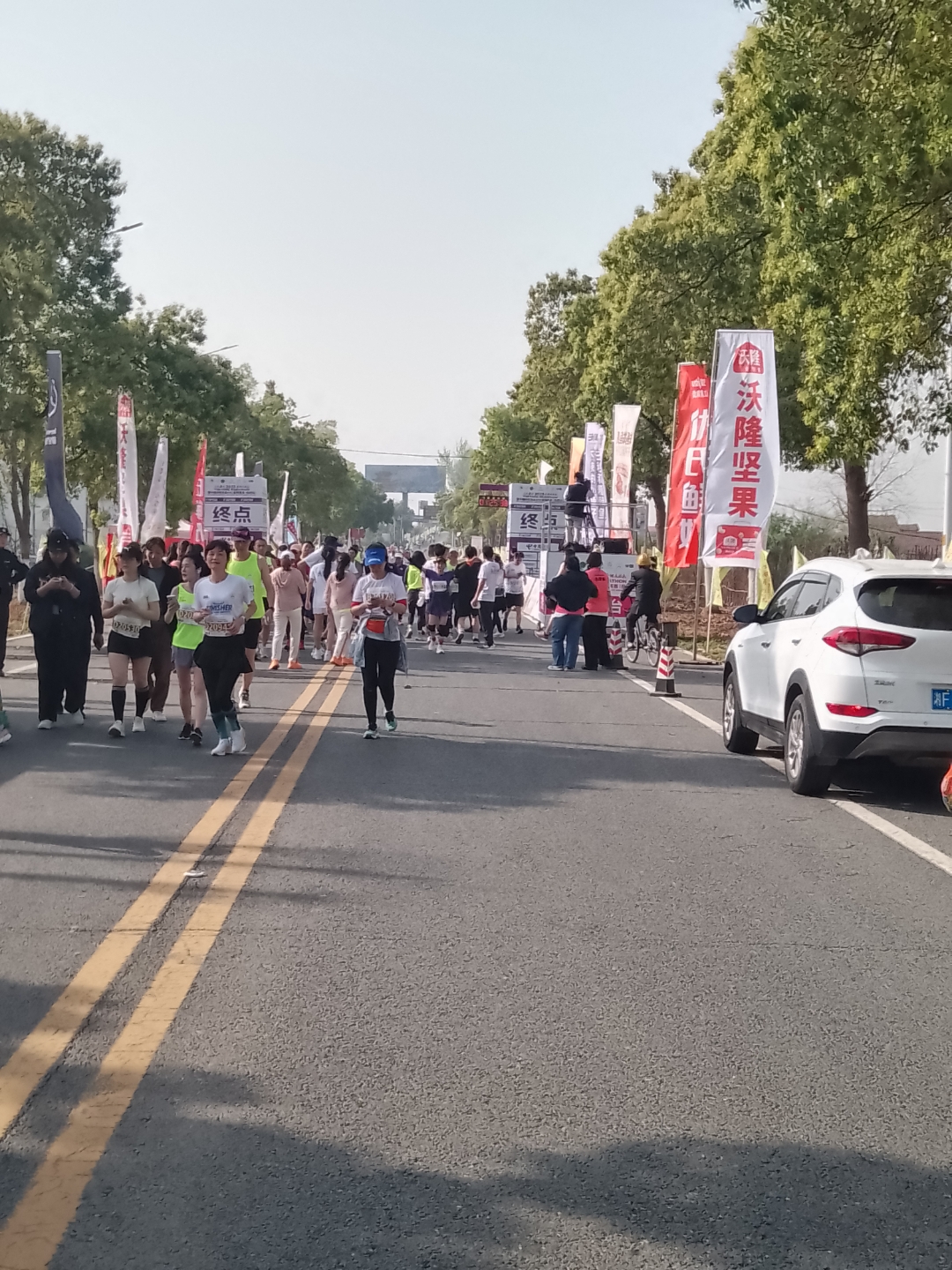 运动员们斗志昂扬，冠军之路上燃烧激情