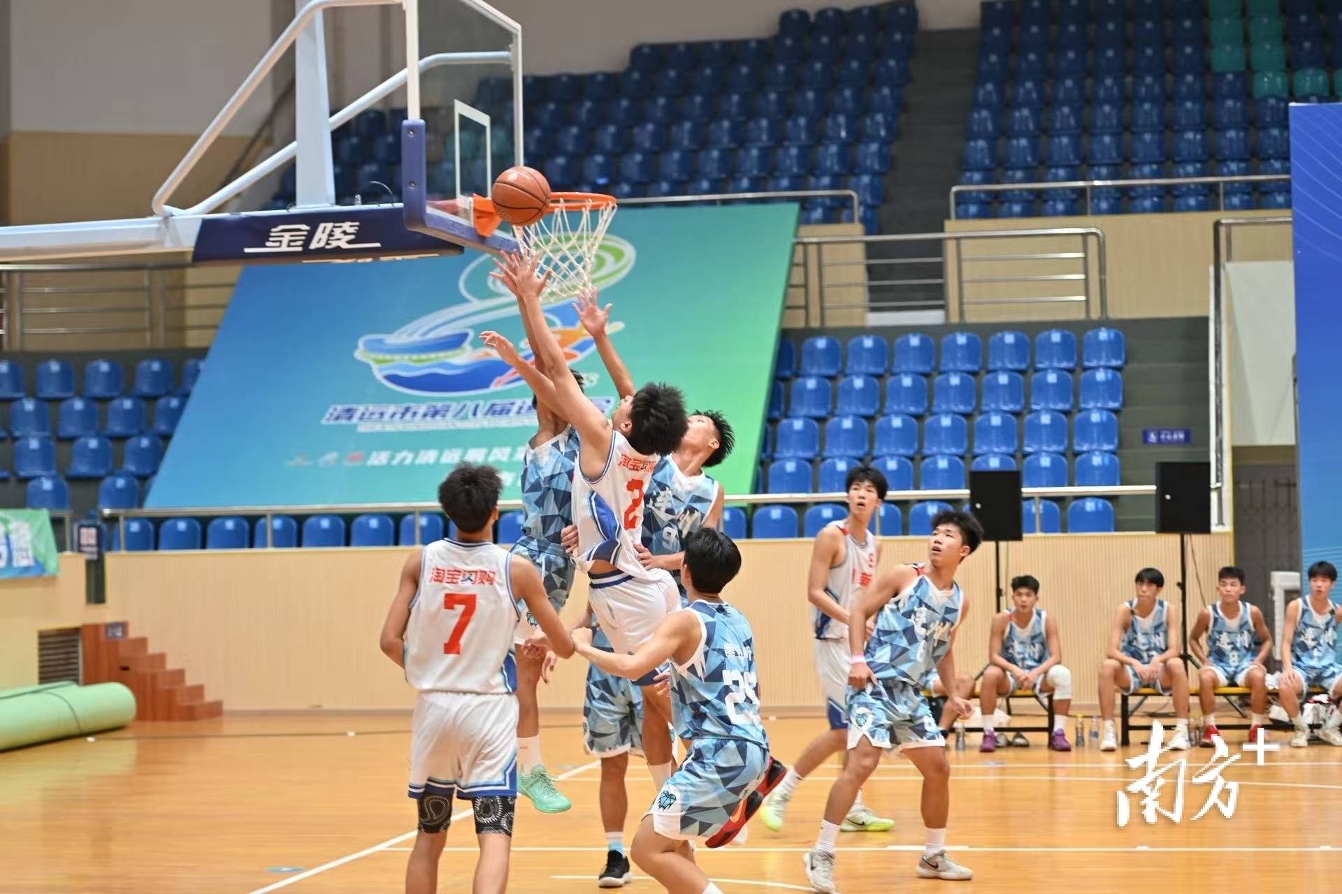 福建男篮与广西队对决，双方互不相让角逐激烈