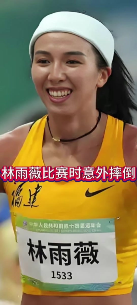 田径比赛下起大雨,运动员冲刺 田径比赛下起大雨,运动员冲刺