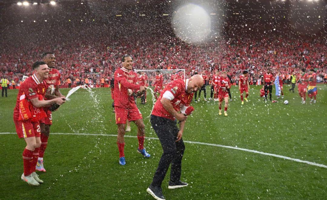 欧洲杯比赛拉开序幕球场瞬间燃烧 欧洲杯比赛拉开序幕球场瞬间燃烧