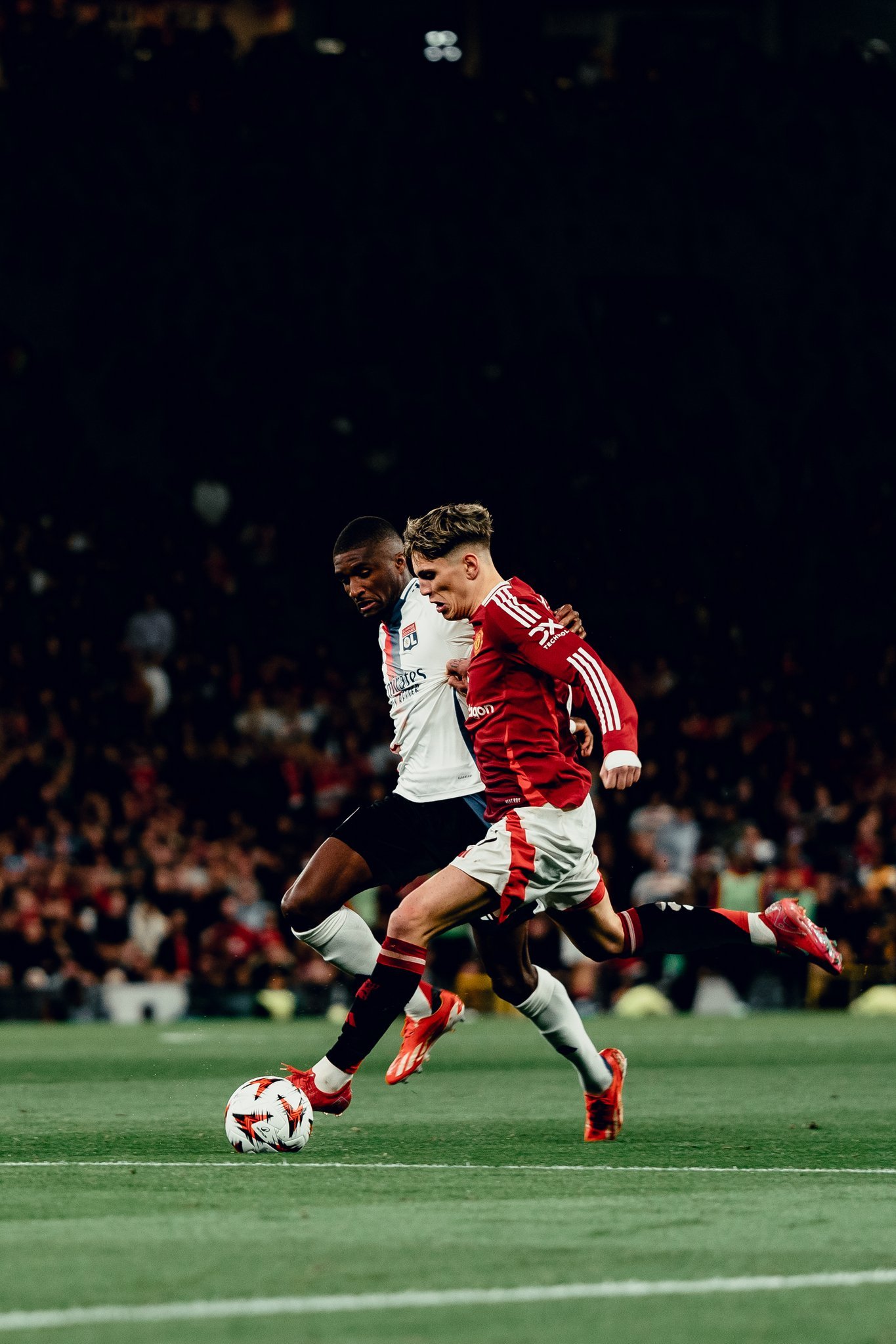 里昂中场备受瞩目将前往英超 里昂中场备受瞩目将前往英超