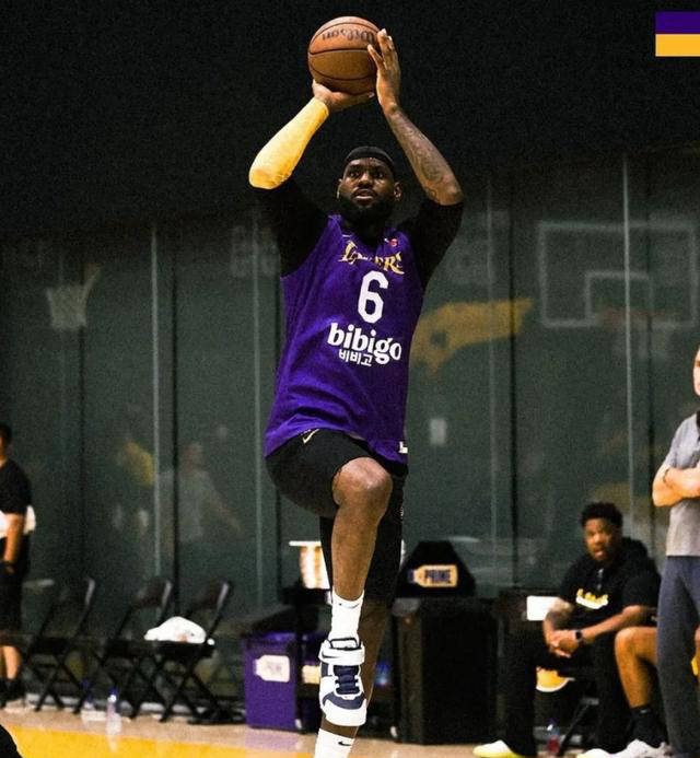 湖人队主帅戴帽惊喜球迷球员 湖人队主帅戴帽惊喜球迷球员