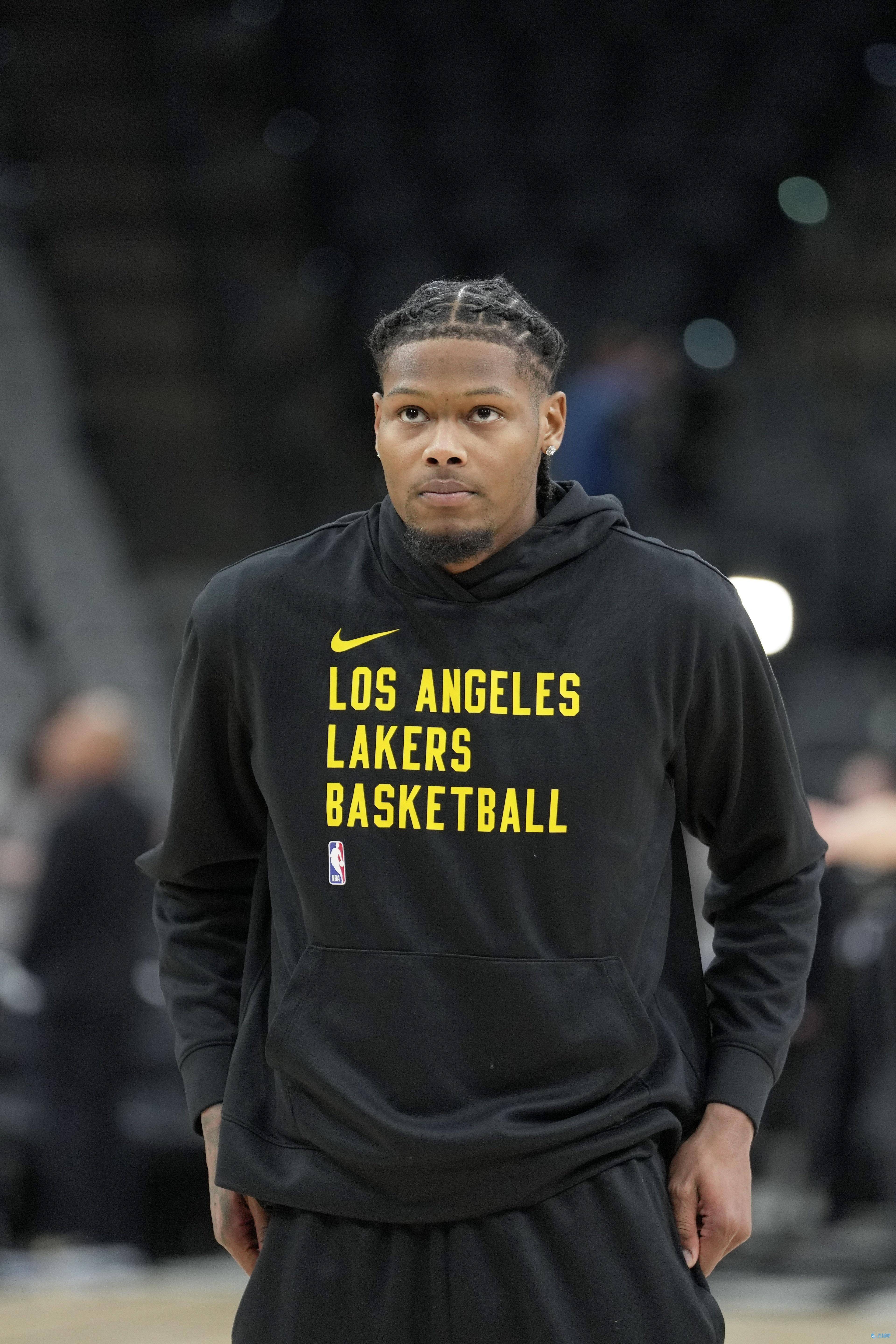 湖人队主帅戴帽惊喜球迷球员 湖人队主帅戴帽惊喜球迷球员