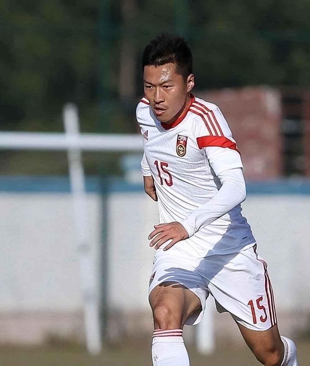 关于足球比赛中的奋力拼搏与合作精神的信息