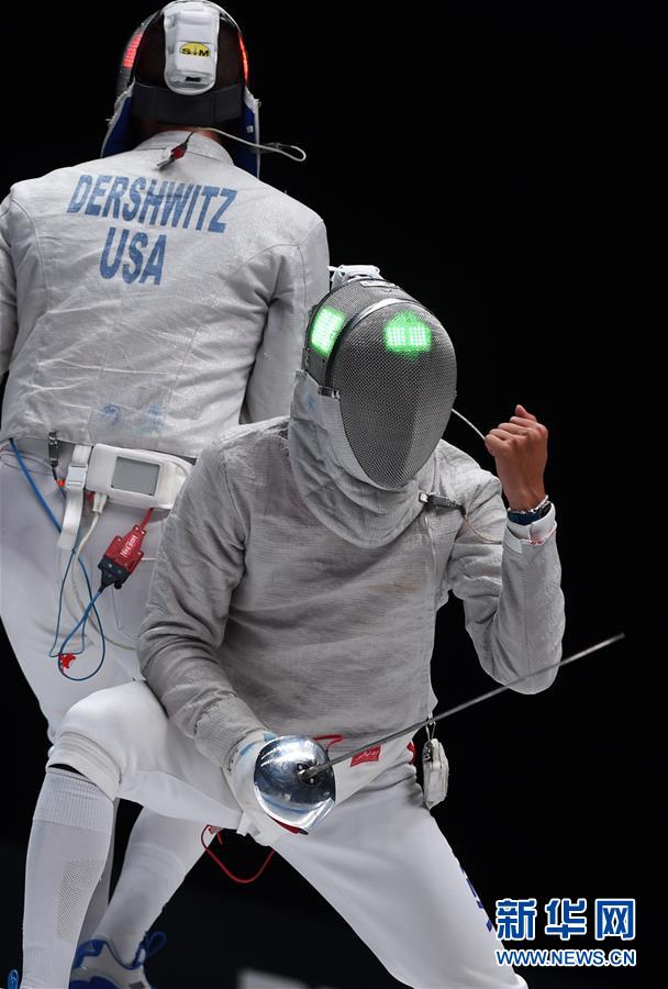 俄罗斯选手表现突出夺得击剑比赛银牌