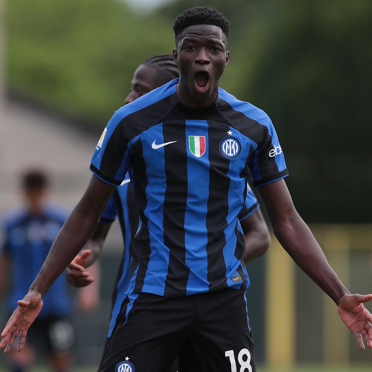 包含桑普多利亚客场惜败国际米兰，吞下败果的词条