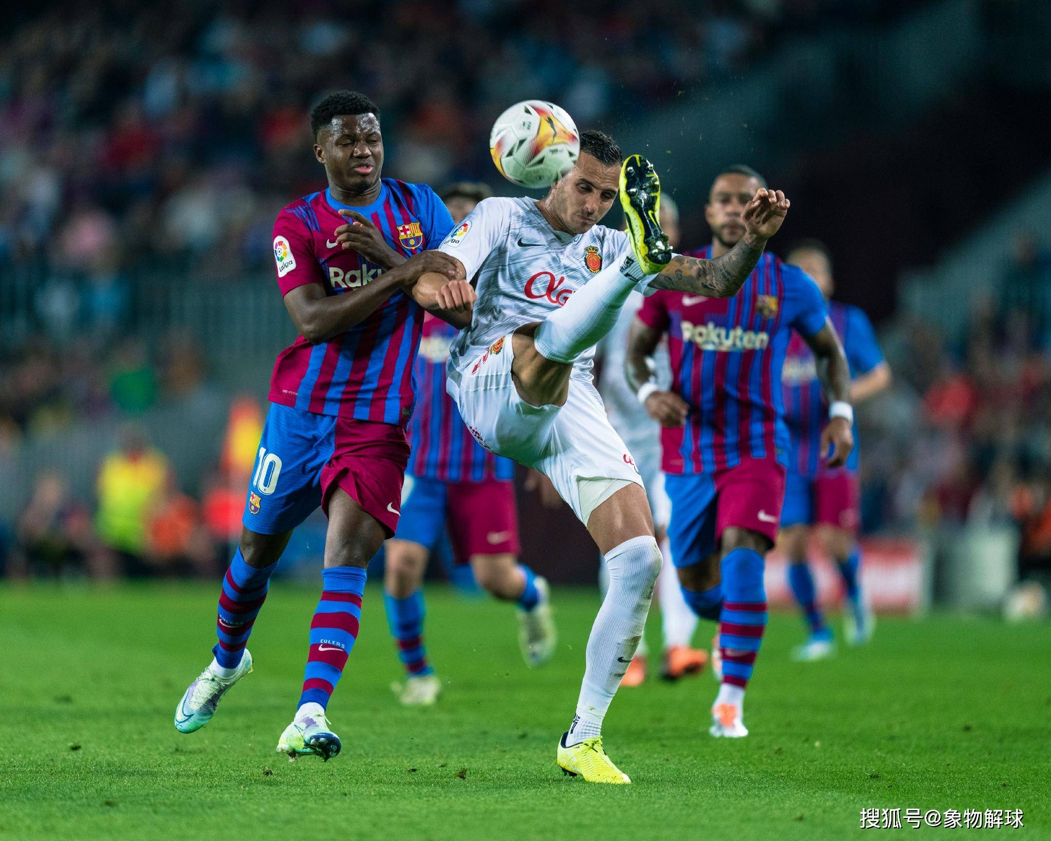 巴塞罗那在西甲联赛中取得胜利，榜首位置保持稳定