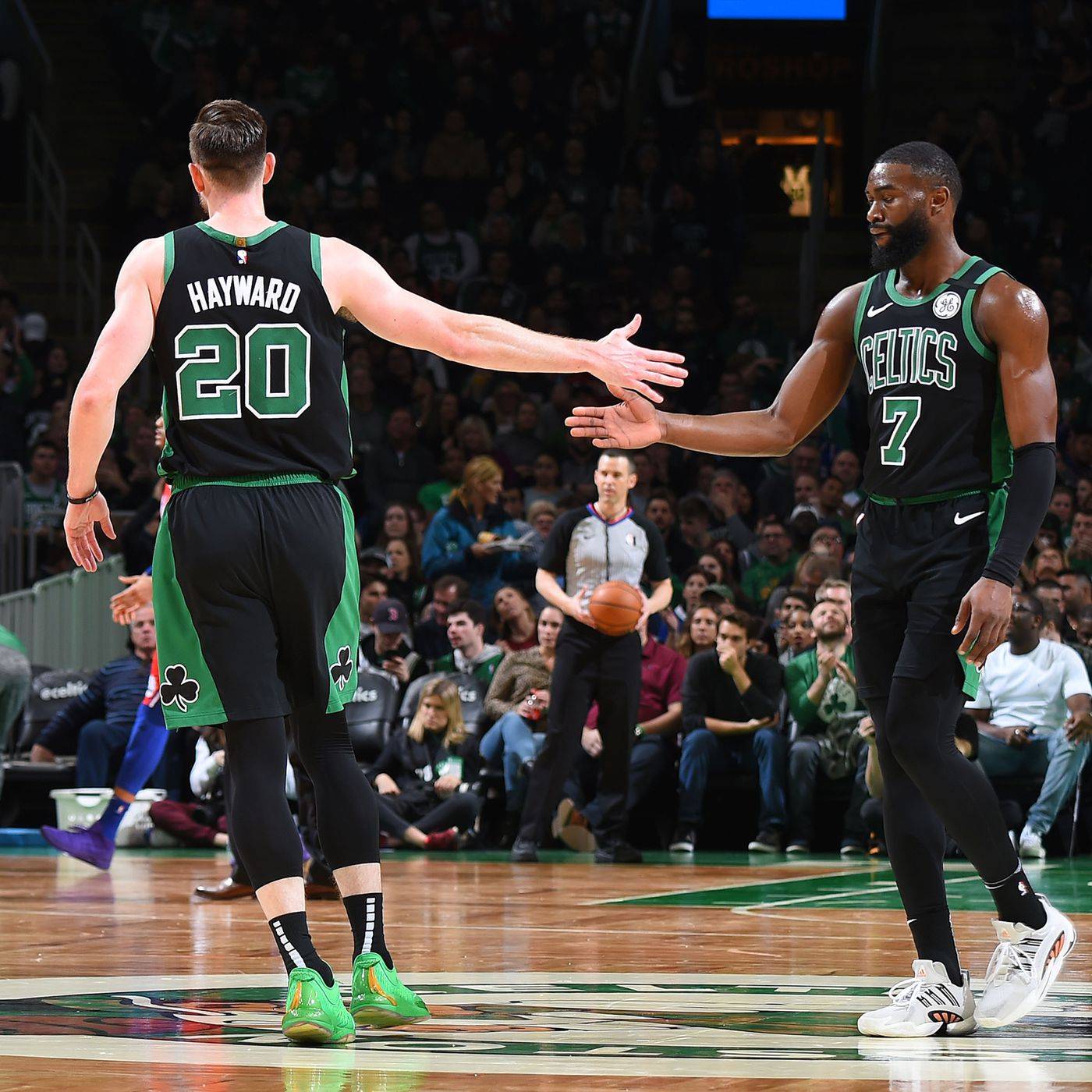 掘金胜独行侠,门罗抢下20个篮板数据 掘金胜独行侠,门罗抢下20个篮板数据