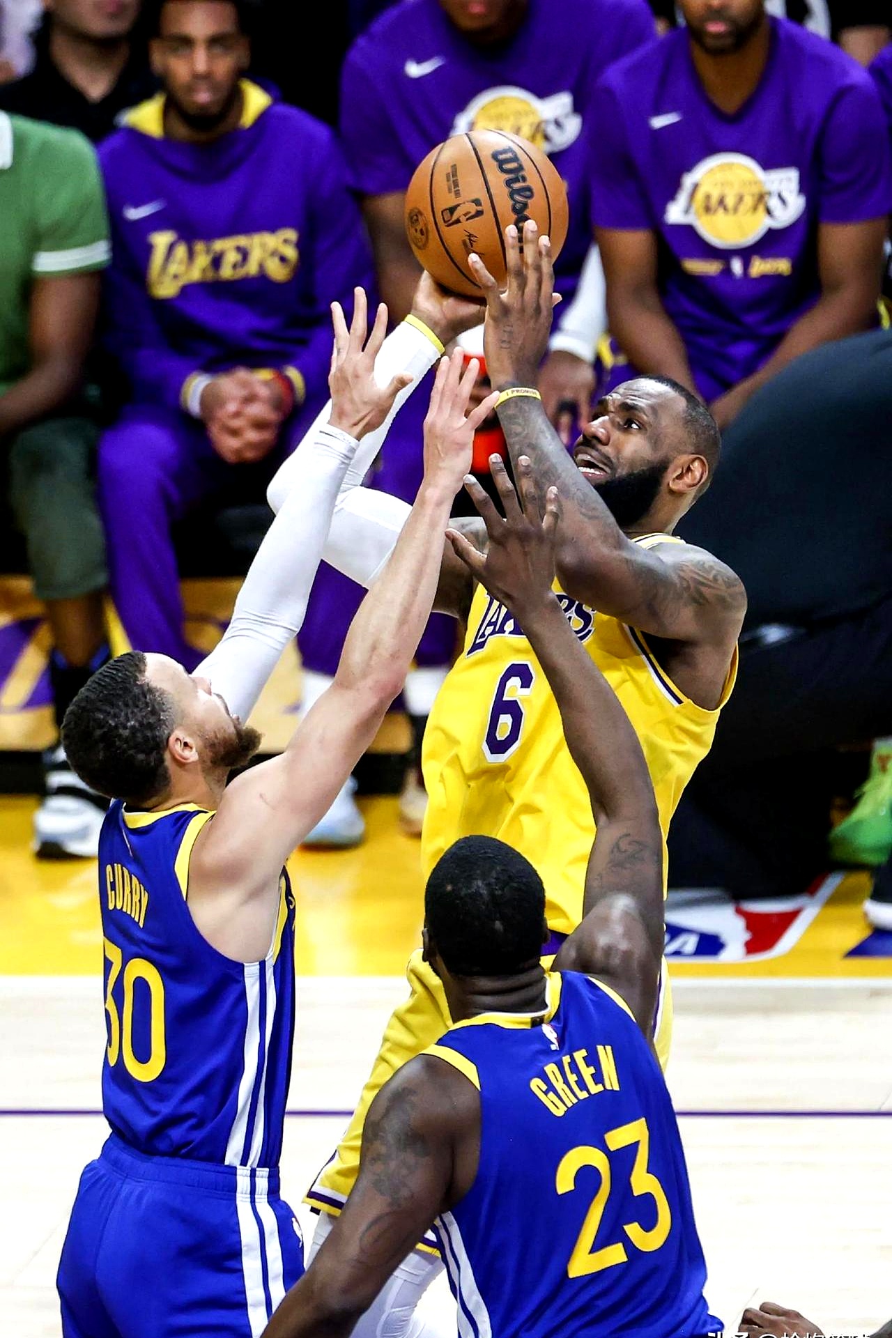 雄鹿遭遇湖人一波败北结束 雄鹿遭遇湖人一波败北结束