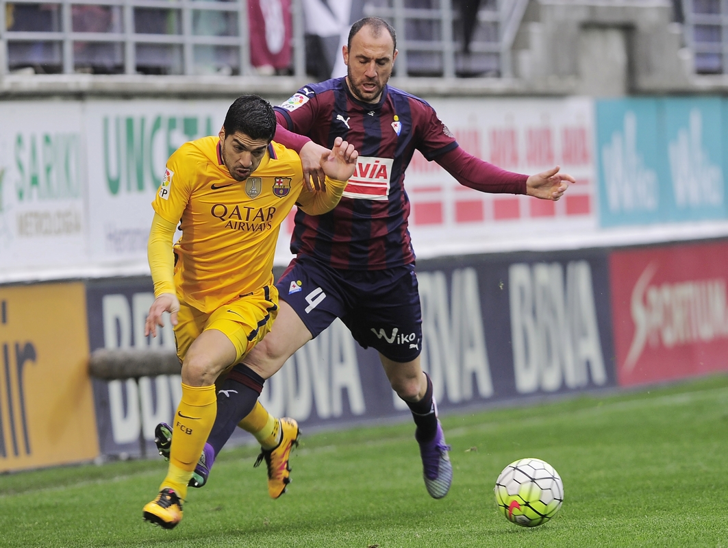 巴萨主场2-1逆转胜埃瓦尔，梅西打破进球荒